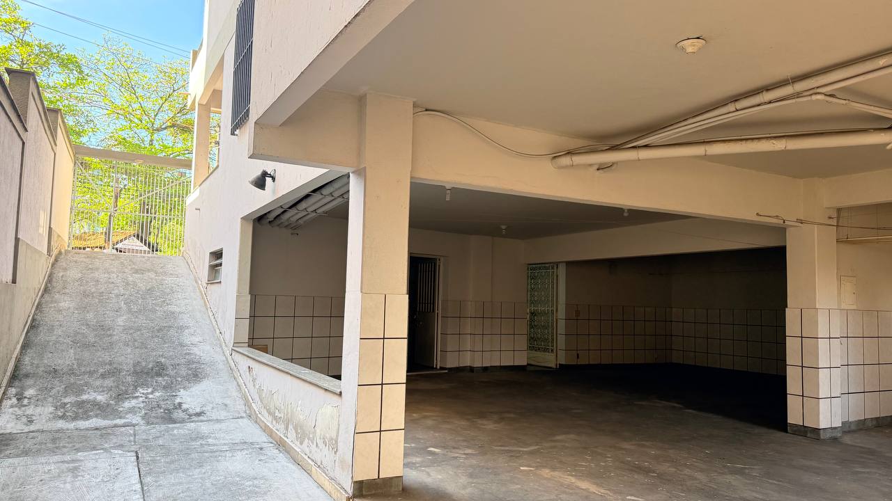 Subsolo do imóvel: garagem coberta com rampa de acesso de veículo