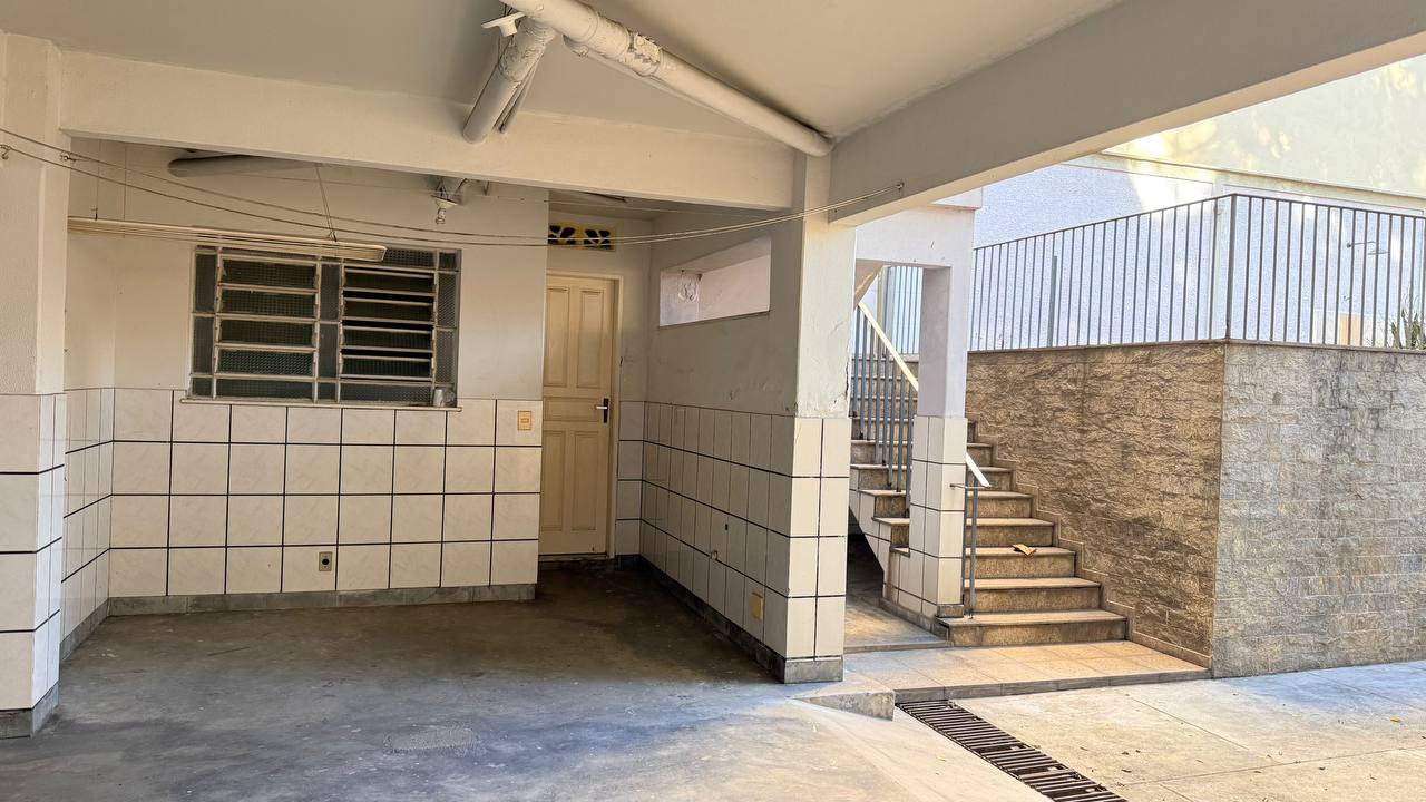 Vão de garagem e escada de circulação vertical aos pavimentos superiores